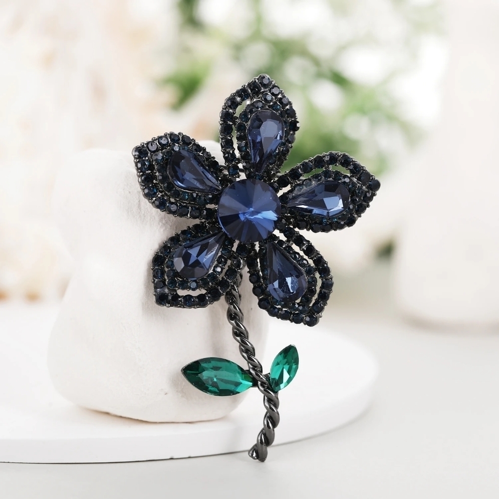 VQ Flower Brooch - Picture 2 of 6